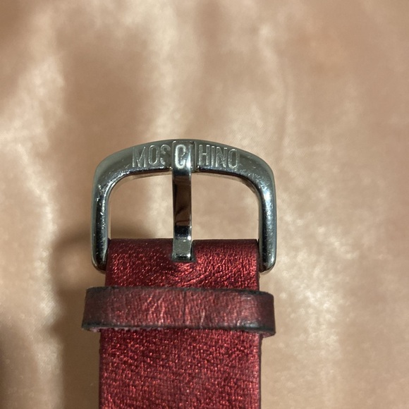 MOSCHINO heart-shaped watch with peace sign charm and red shiny strap - Picture 5 of 12